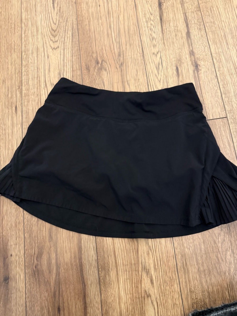 Lululemon mid rise Black skort with Pleated Side Panels
